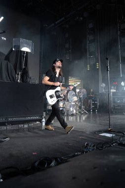  Lakeview, Staind and Breaking Benjamin 'in özel konuğu olarak Pine Knob Music Theater' da canlı performans sergiliyor.