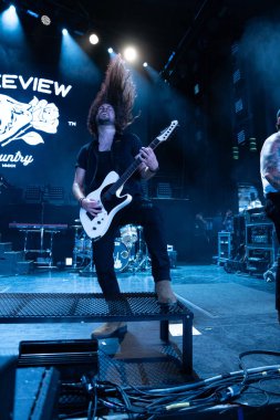  Lakeview, Staind and Breaking Benjamin 'in özel konuğu olarak Pine Knob Music Theater' da canlı performans sergiliyor.