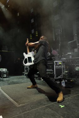  Lakeview, Staind and Breaking Benjamin 'in özel konuğu olarak Pine Knob Music Theater' da canlı performans sergiliyor.