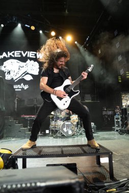  Lakeview, Staind and Breaking Benjamin 'in özel konuğu olarak Pine Knob Music Theater' da canlı performans sergiliyor.