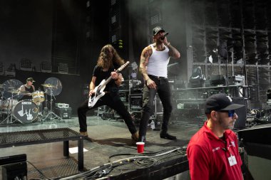  Lakeview, Staind and Breaking Benjamin 'in özel konuğu olarak Pine Knob Music Theater' da canlı performans sergiliyor.