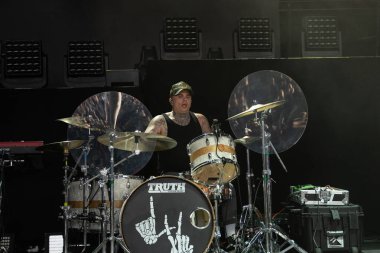  Lakeview, Staind and Breaking Benjamin 'in özel konuğu olarak Pine Knob Music Theater' da canlı performans sergiliyor.