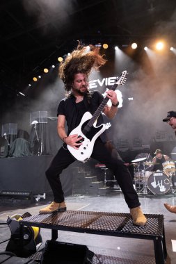  Lakeview, Staind and Breaking Benjamin 'in özel konuğu olarak Pine Knob Music Theater' da canlı performans sergiliyor.