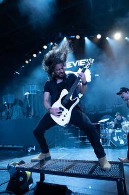  Lakeview, Staind and Breaking Benjamin 'in özel konuğu olarak Pine Knob Music Theater' da canlı performans sergiliyor.