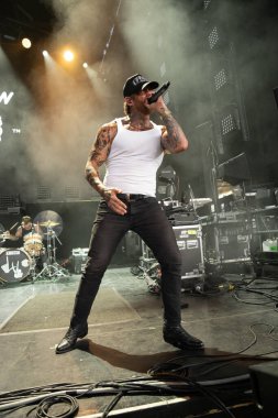  Lakeview, Staind and Breaking Benjamin 'in özel konuğu olarak Pine Knob Music Theater' da canlı performans sergiliyor.