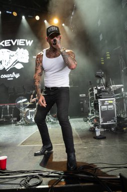  Lakeview, Staind and Breaking Benjamin 'in özel konuğu olarak Pine Knob Music Theater' da canlı performans sergiliyor.