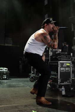  Lakeview, Staind and Breaking Benjamin 'in özel konuğu olarak Pine Knob Music Theater' da canlı performans sergiliyor.