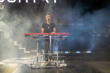 Kızı, 9-11-2024 'te Michigan, Clarkston' daki Pine Knob 'da Staind and Breaking Benjamin için canlı performans sergiliyor.