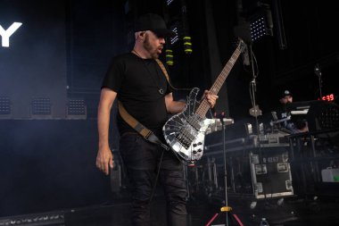 Kızı, 9-11-2024 'te Michigan, Clarkston' daki Pine Knob 'da Staind and Breaking Benjamin için canlı performans sergiliyor.