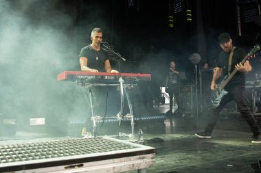 Kızı, 9-11-2024 'te Michigan, Clarkston' daki Pine Knob 'da Staind and Breaking Benjamin için canlı performans sergiliyor.