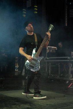 Kızı, 9-11-2024 'te Michigan, Clarkston' daki Pine Knob 'da Staind and Breaking Benjamin için canlı performans sergiliyor.