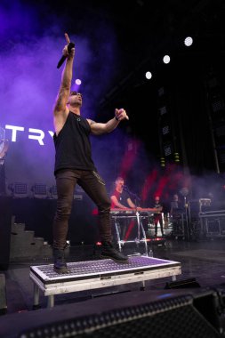 Kızı, 9-11-2024 'te Michigan, Clarkston' daki Pine Knob 'da Staind and Breaking Benjamin için canlı performans sergiliyor.