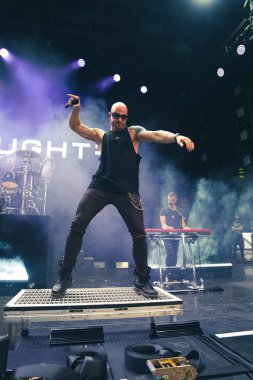 Kızı, 9-11-2024 'te Michigan, Clarkston' daki Pine Knob 'da Staind and Breaking Benjamin için canlı performans sergiliyor.