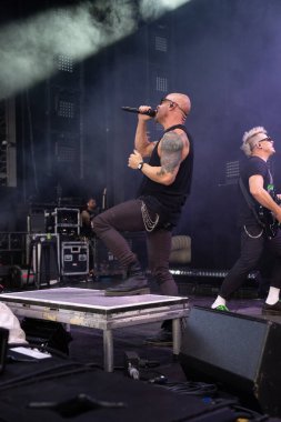 Kızı, 9-11-2024 'te Michigan, Clarkston' daki Pine Knob 'da Staind and Breaking Benjamin için canlı performans sergiliyor.