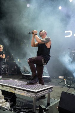 Kızı, 9-11-2024 'te Michigan, Clarkston' daki Pine Knob 'da Staind and Breaking Benjamin için canlı performans sergiliyor.