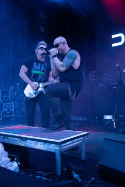 Kızı, 9-11-2024 'te Michigan, Clarkston' daki Pine Knob 'da Staind and Breaking Benjamin için canlı performans sergiliyor.