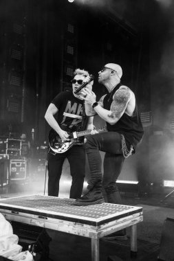 Kızı, 9-11-2024 'te Michigan, Clarkston' daki Pine Knob 'da Staind and Breaking Benjamin için canlı performans sergiliyor.