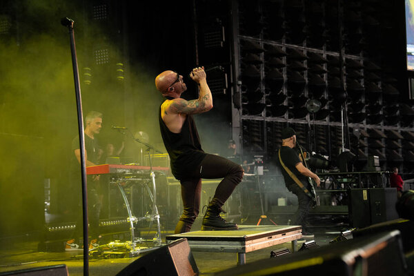 Доутри выступает в качестве гостя для Staind and Breaking Benjamin at Pine Knob в Кларкстоне, Мичиган, 9-11-2024