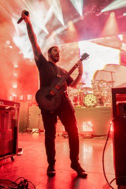 Breaking Benjamin, 9-11-2024 'te Clarkston, Michigan' daki Pine Knob 'da Staind için canlı performans sergiliyor.