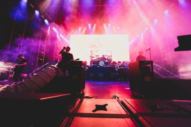 Breaking Benjamin, 9-11-2024 'te Clarkston, Michigan' daki Pine Knob 'da Staind için canlı performans sergiliyor.