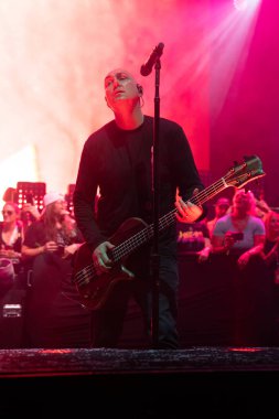 Breaking Benjamin, 9-11-2024 'te Clarkston, Michigan' daki Pine Knob 'da Staind için canlı performans sergiliyor.