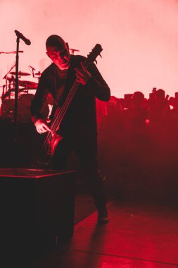 Breaking Benjamin, 9-11-2024 'te Clarkston, Michigan' daki Pine Knob 'da Staind için canlı performans sergiliyor.