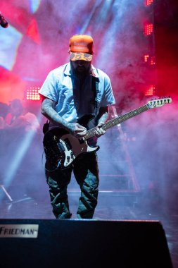 Breaking Benjamin, 9-11-2024 'te Clarkston, Michigan' daki Pine Knob 'da Staind için canlı performans sergiliyor.