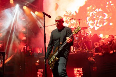 Breaking Benjamin, 9-11-2024 'te Clarkston, Michigan' daki Pine Knob 'da Staind için canlı performans sergiliyor.