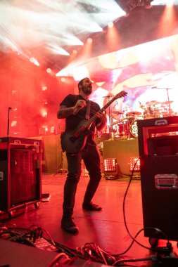 Breaking Benjamin, 9-11-2024 'te Clarkston, Michigan' daki Pine Knob 'da Staind için canlı performans sergiliyor.