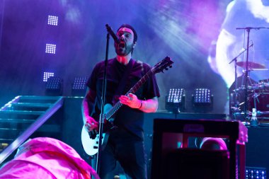 Breaking Benjamin, 9-11-2024 'te Clarkston, Michigan' daki Pine Knob 'da Staind için canlı performans sergiliyor.