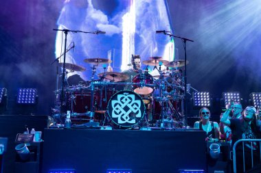 Breaking Benjamin, 9-11-2024 'te Clarkston, Michigan' daki Pine Knob 'da Staind için canlı performans sergiliyor.