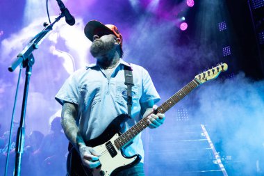 Breaking Benjamin, 9-11-2024 'te Clarkston, Michigan' daki Pine Knob 'da Staind için canlı performans sergiliyor.