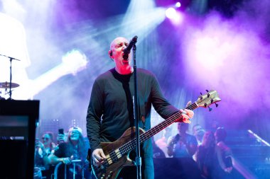 Breaking Benjamin, 9-11-2024 'te Clarkston, Michigan' daki Pine Knob 'da Staind için canlı performans sergiliyor.
