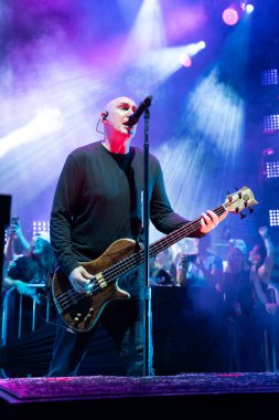 Breaking Benjamin, 9-11-2024 'te Clarkston, Michigan' daki Pine Knob 'da Staind için canlı performans sergiliyor.
