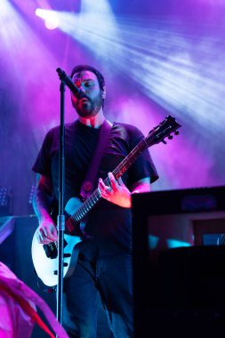 Breaking Benjamin, 9-11-2024 'te Clarkston, Michigan' daki Pine Knob 'da Staind için canlı performans sergiliyor.