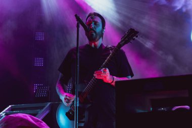 Breaking Benjamin, 9-11-2024 'te Clarkston, Michigan' daki Pine Knob 'da Staind için canlı performans sergiliyor.