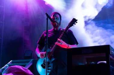 Breaking Benjamin, 9-11-2024 'te Clarkston, Michigan' daki Pine Knob 'da Staind için canlı performans sergiliyor.