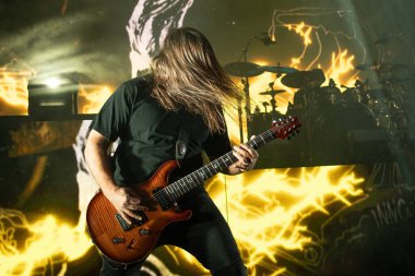 Staind, 9-11-2024 'te Clarkston, Michigan' daki Pine Knob 'dan canlı performans sergiliyor.