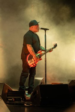 Staind, 9-11-2024 'te Clarkston, Michigan' daki Pine Knob 'dan canlı performans sergiliyor.