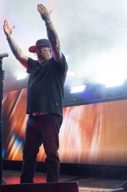 Staind, 9-11-2024 'te Clarkston, Michigan' daki Pine Knob 'dan canlı performans sergiliyor.