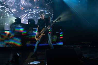 Staind, 9-11-2024 'te Clarkston, Michigan' daki Pine Knob 'dan canlı performans sergiliyor.