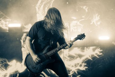 Staind, 9-11-2024 'te Clarkston, Michigan' daki Pine Knob 'dan canlı performans sergiliyor.