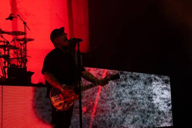 Staind, 9-11-2024 'te Clarkston, Michigan' daki Pine Knob 'dan canlı performans sergiliyor.