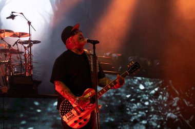 Staind, 9-11-2024 'te Clarkston, Michigan' daki Pine Knob 'dan canlı performans sergiliyor.