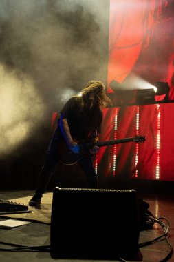 Staind, 9-11-2024 'te Clarkston, Michigan' daki Pine Knob 'dan canlı performans sergiliyor.