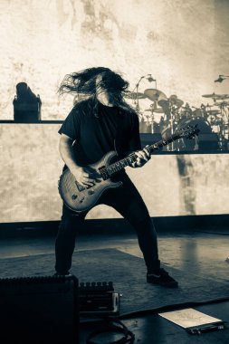 Staind, 9-11-2024 'te Clarkston, Michigan' daki Pine Knob 'dan canlı performans sergiliyor.