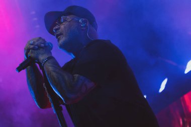 Staind, 9-11-2024 'te Clarkston, Michigan' daki Pine Knob 'dan canlı performans sergiliyor.