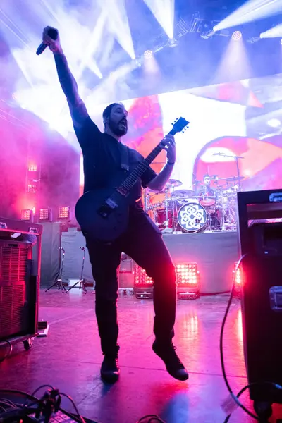 Breaking Benjamin, 9-11-2024 'te Clarkston, Michigan' daki Pine Knob 'da Staind için canlı performans sergiliyor.