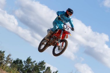 Orlando, Florida 'daki Orlando MX Park' ta 12-07-2024 'te halka açık bir etkinlikte motosiklet sürücüleri pratik yapıyor.