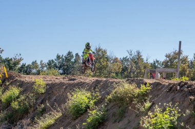 Orlando, Florida 'daki Orlando MX Park' ta 12-07-2024 'te halka açık bir etkinlikte motosiklet sürücüleri pratik yapıyor.